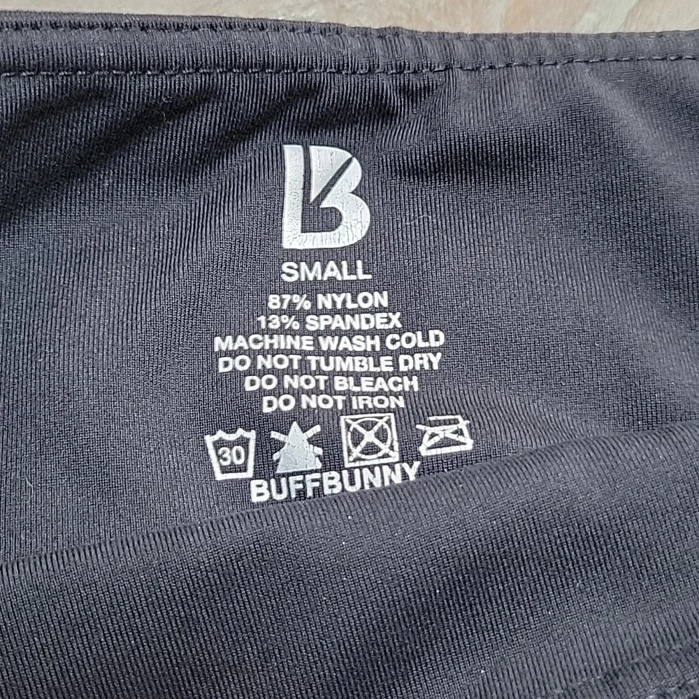 Buff Bunny Cropped Leggings - Picture 2 of 4